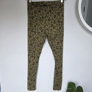 Womens Large Floral Patterned Leggings - Olive and Black